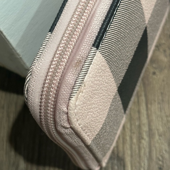 MIA K COLLECTION LARGE ZIP AROUND WRISTLET - Picture 6 of 8